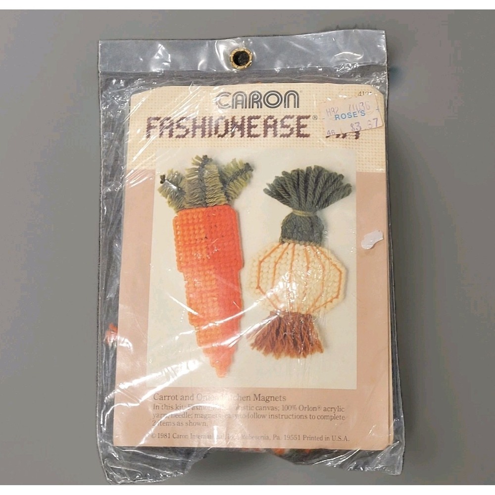 VTG Caron‎ Fashionease 1981 Kit Magnets Carrot and Onion Plastic Canvas Kitchen